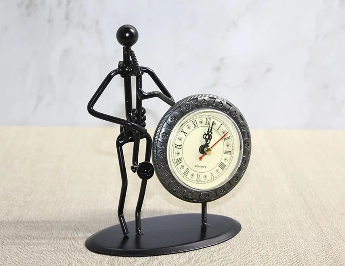 Metal Saatli Saksafon Çalan Müzisyen Alk4335