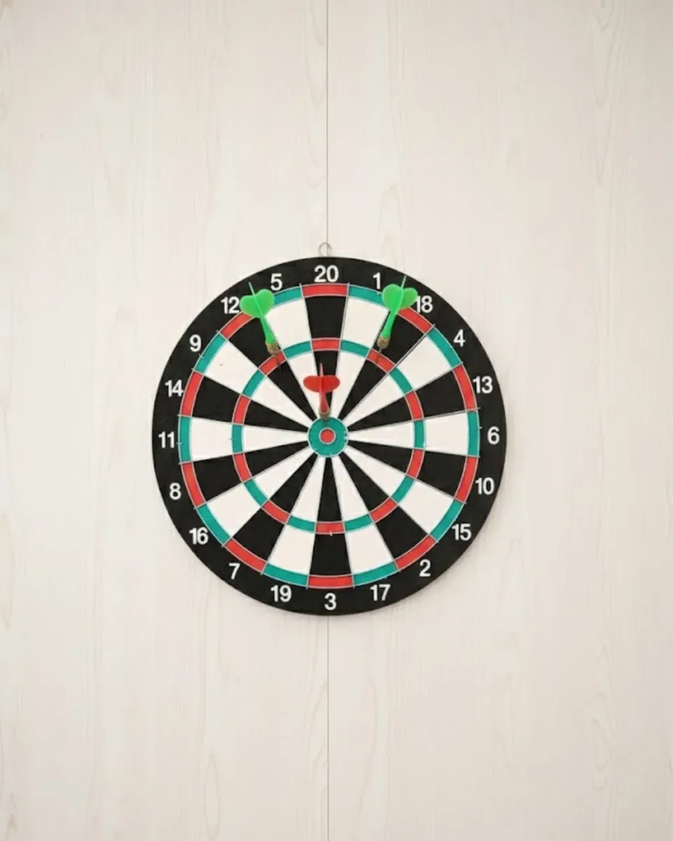 Ev ve Oyun Alanları İçin 15 İnç Dart Tahtası 4 Dart Oku Dahil