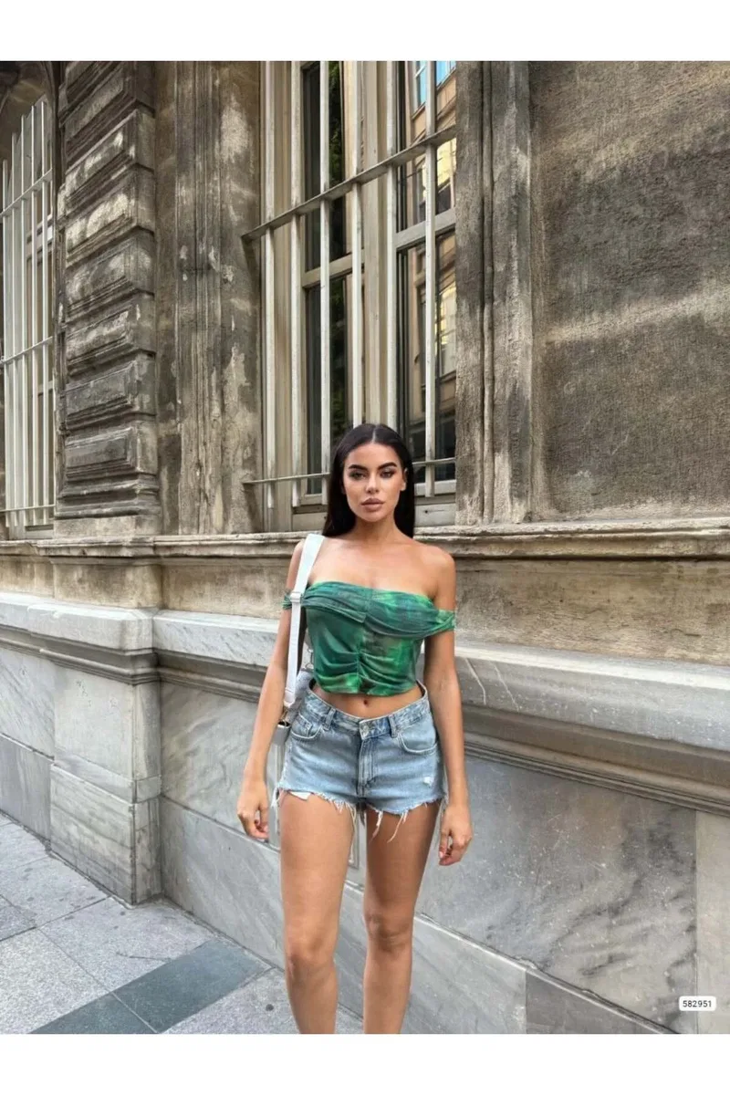 Kadın Şık Tasarım Kayık Yaka Omzu Açık Desenli Crop Bluz görsel 6