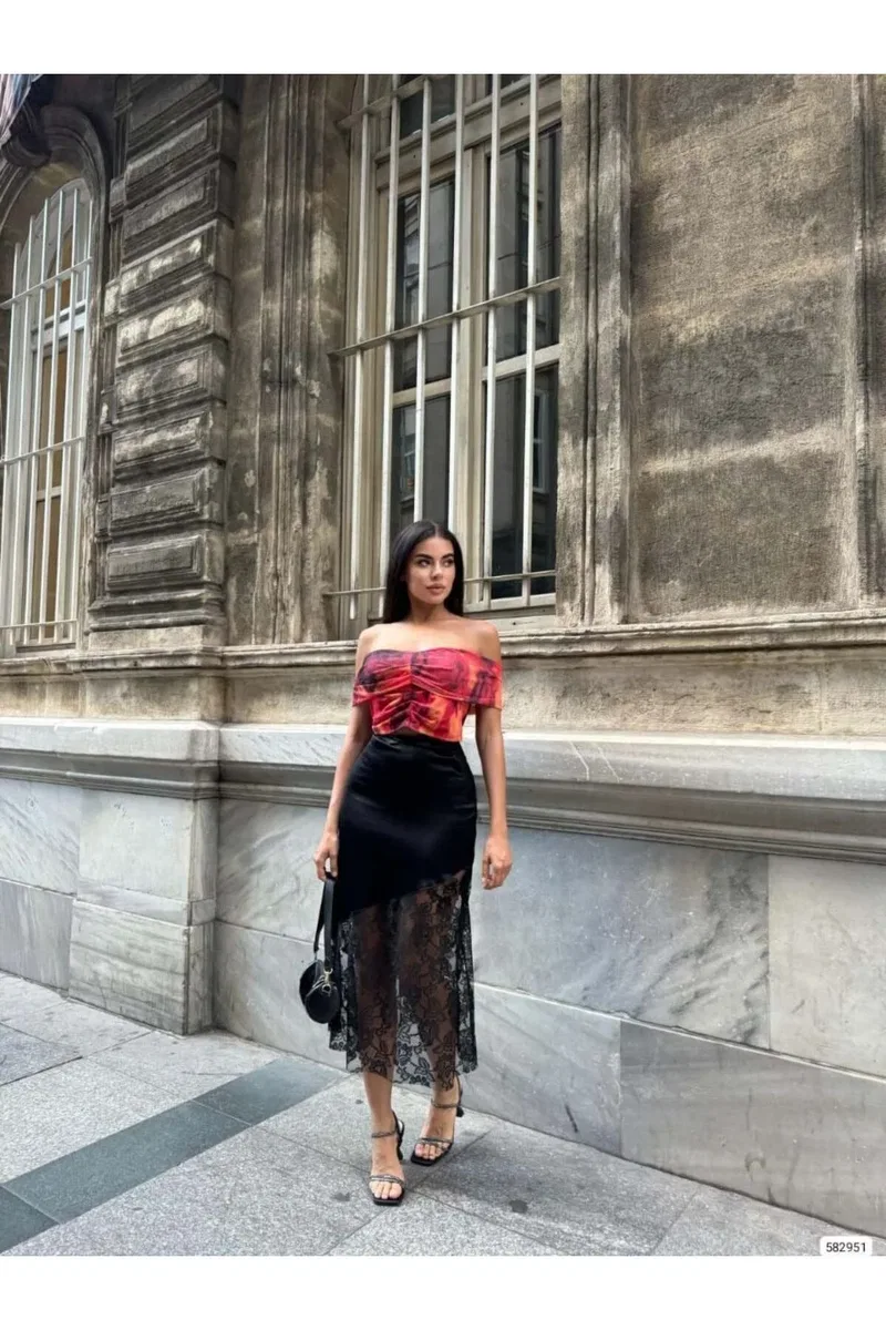 Kadın Şık Tasarım Kayık Yaka Omzu Açık Desenli Crop Bluz görsel 3