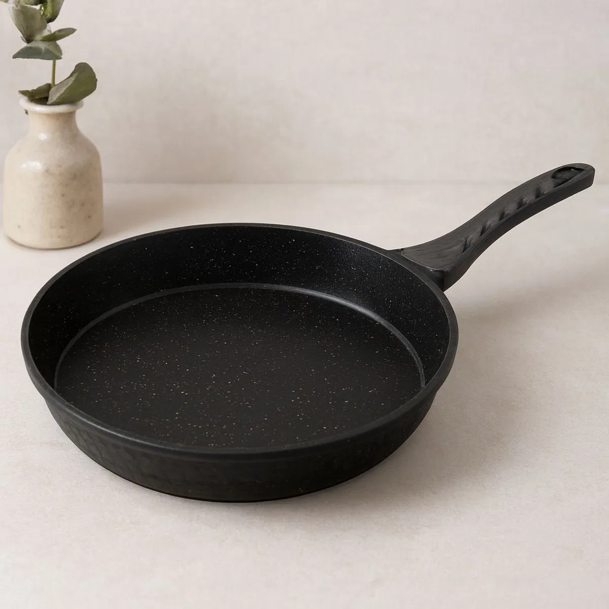 32 cm Döküm Tava - Kabartma Piramit Desenli