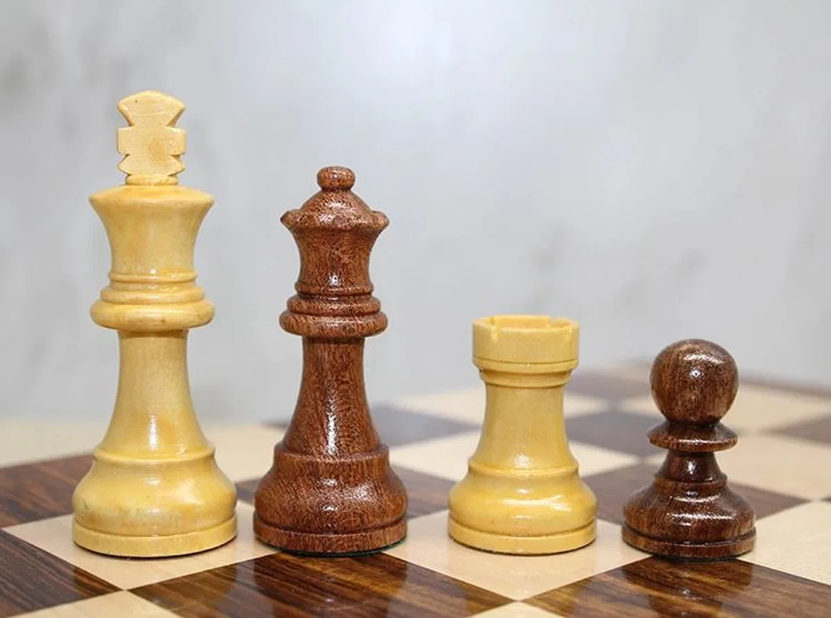 Özel Vernikli Mıknatıs Taşlı Ahşap Katlanabilir Kutulu Satranç Oyunu 17. 5 Cm G221 görsel 2