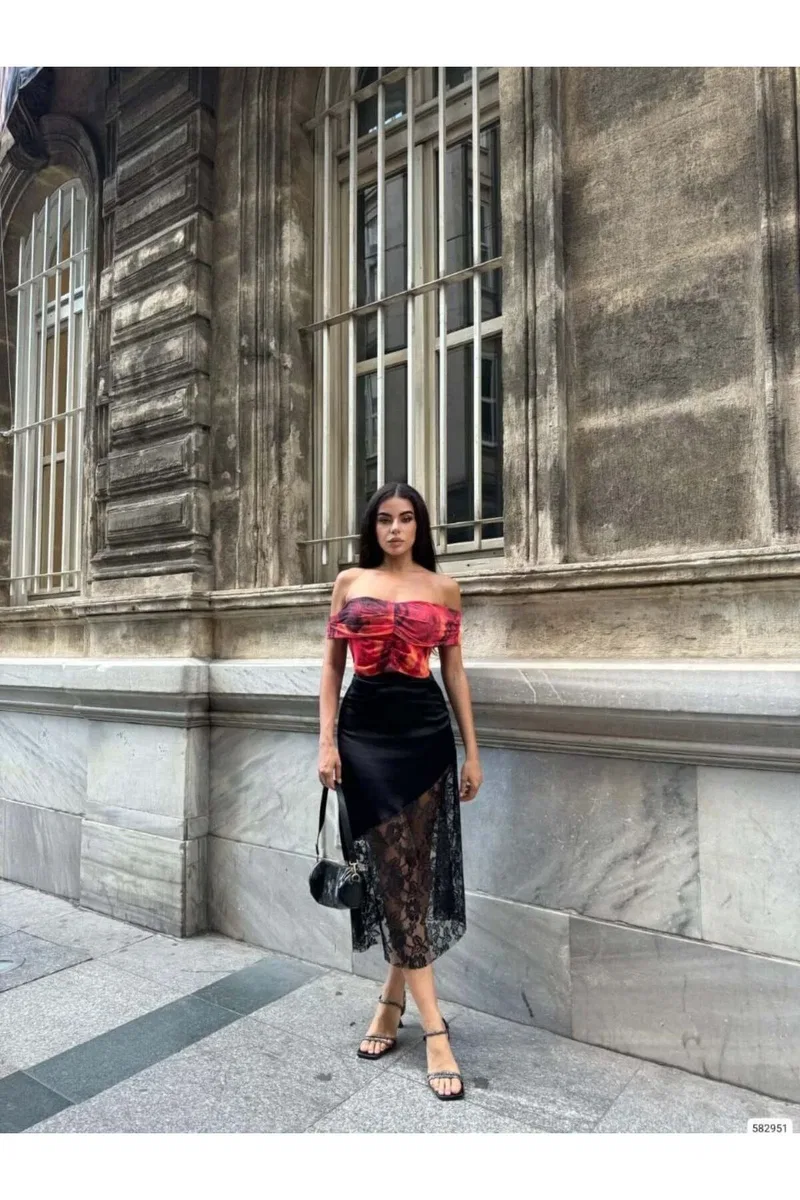 Kadın Şık Tasarım Kayık Yaka Omzu Açık Desenli Crop Bluz