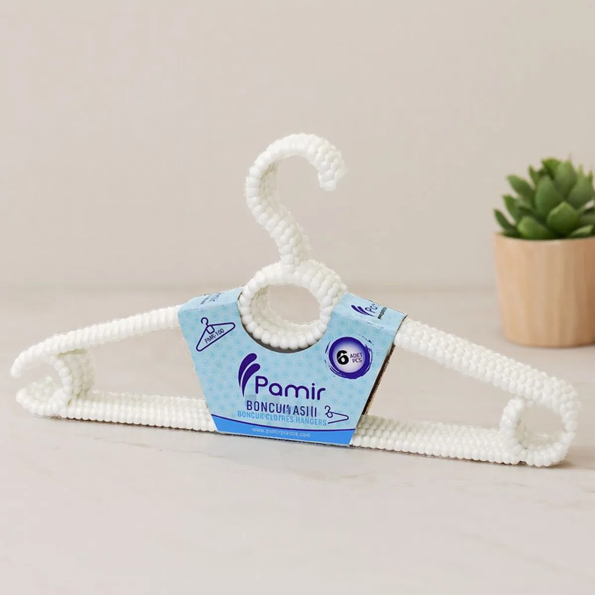 Plastik boncuklu elbise askısı