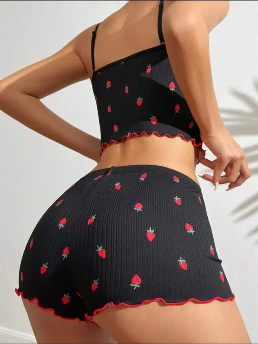 Siyah Üstüne Kırmızı Çilek Desenli Askılı Şortlu Pijama Takımı görsel 4