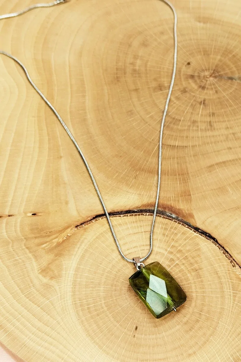 Moldavit Doğal Taşı Zincirli El Yapımı Kolye Uç: 2 cm Zincir: 20 cm Kutulu görsel 4