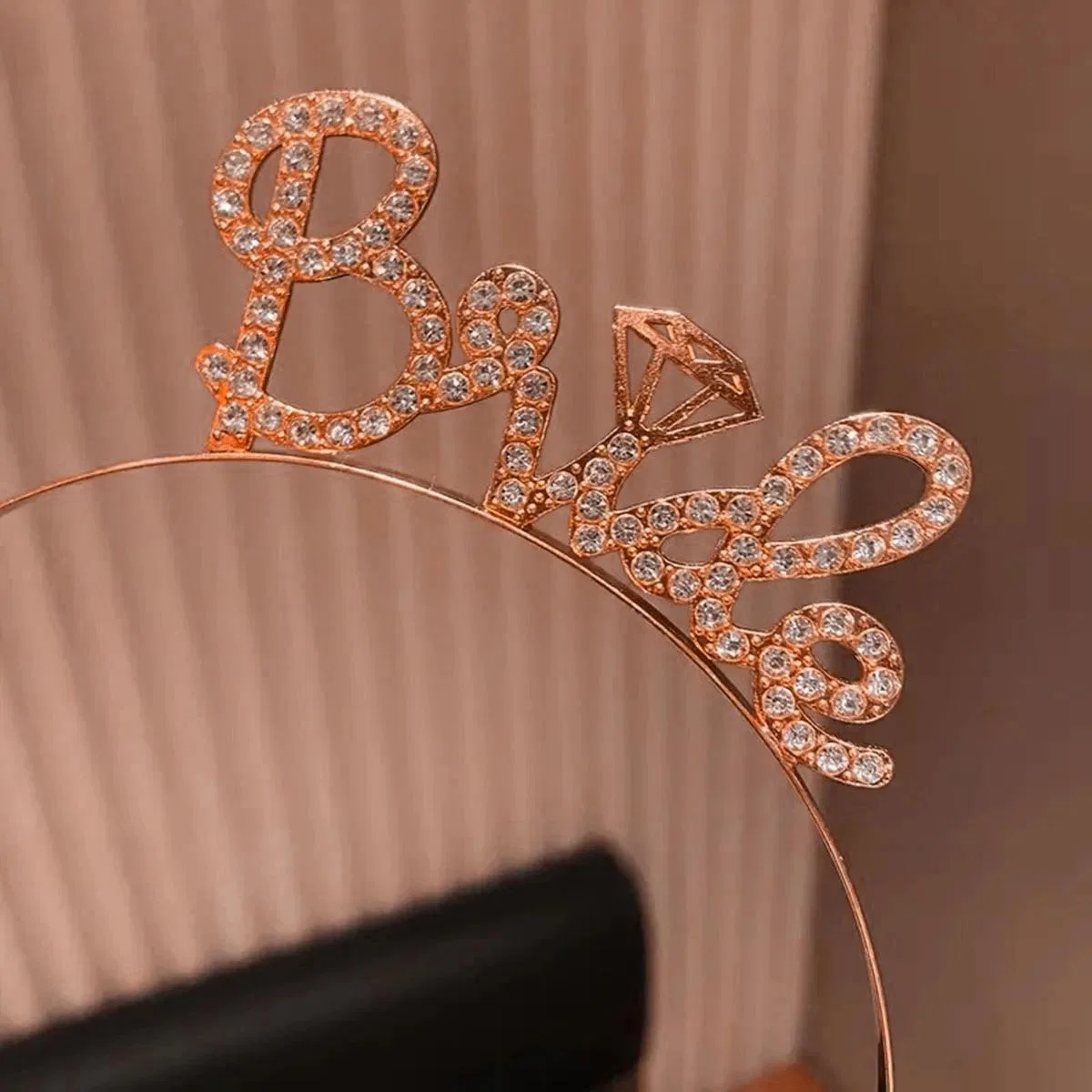 Rose Gold Renkli Taşlı “bride” Gelin Tacı – El Yazısı Yazı Tipiyle görsel 2
