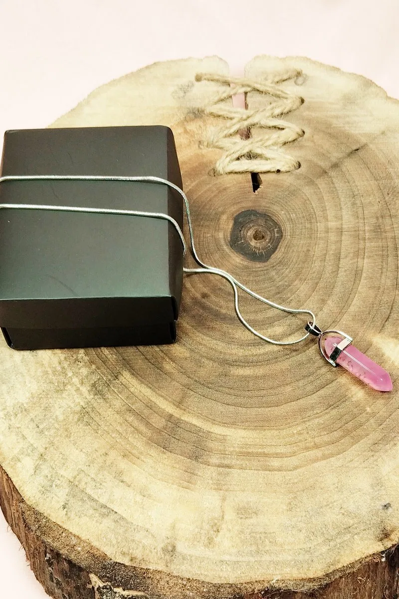 Pembe Kuvars Doğal Taşı Zincirli El Yapımı Tasarımlı Kolye Uç: 3, 5 cm Zincir: 20 cm Kutulu görsel 3