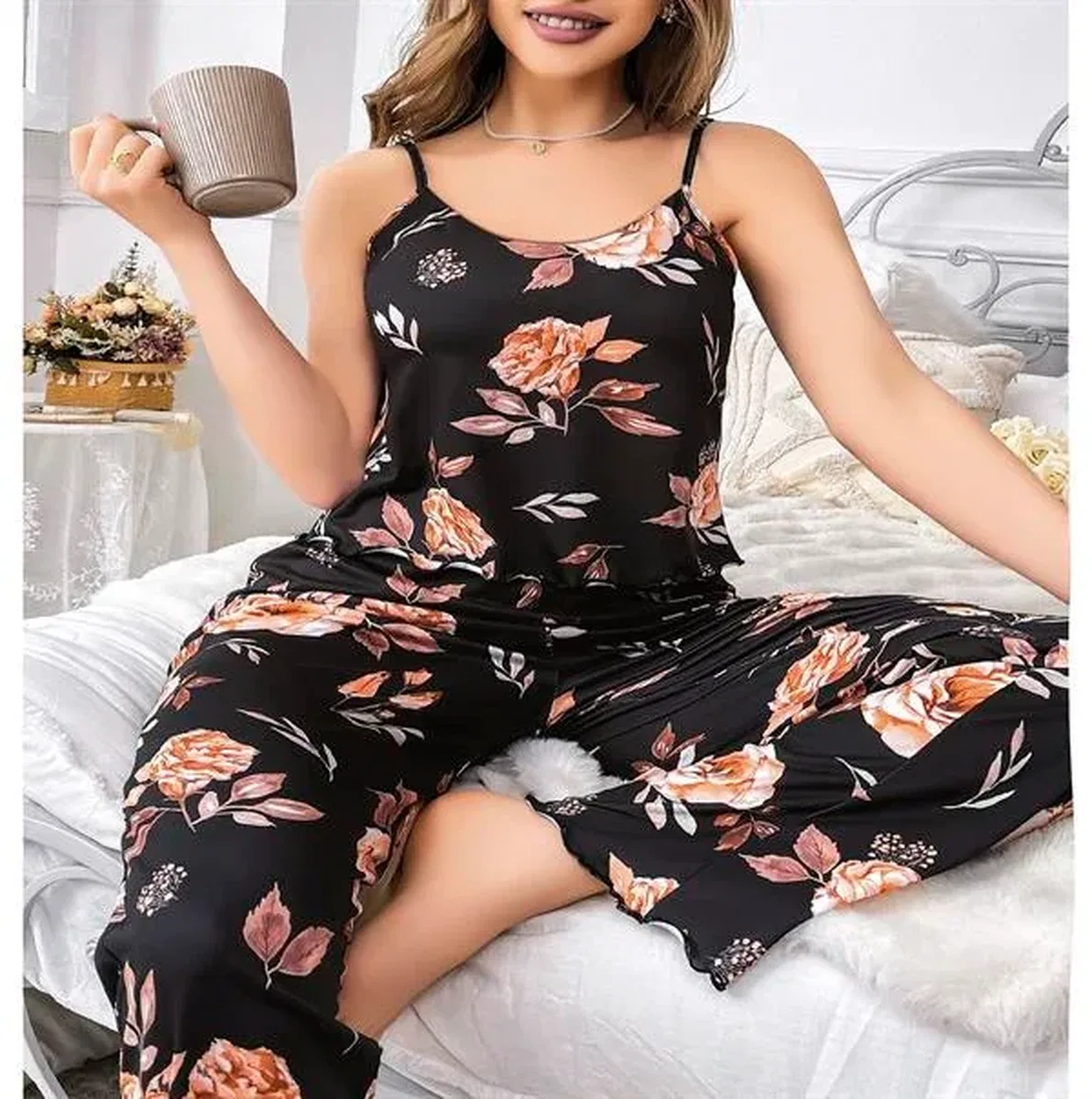 Büyük Beden Siyah Üstüne Çiçek Desenli İnce Askılı 2'li Pijama Takımı görsel 2