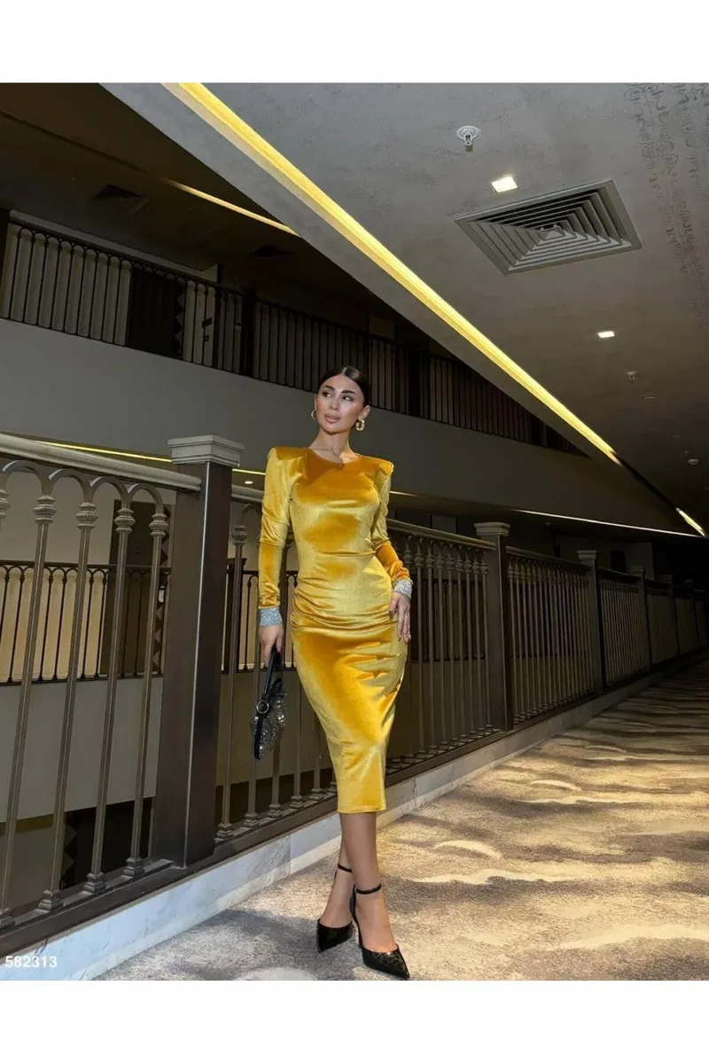 Kadın Hediyelik Bisiklet Yaka Uzun Kol Kadife Kumaş Bodycon Midi Elbise