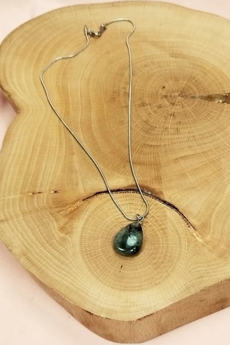 Labradorit Doğal Taşı Zincirli El Yapımı Kolye Uç: 2 cm Zincir: 20 cm Kutulu görsel 6