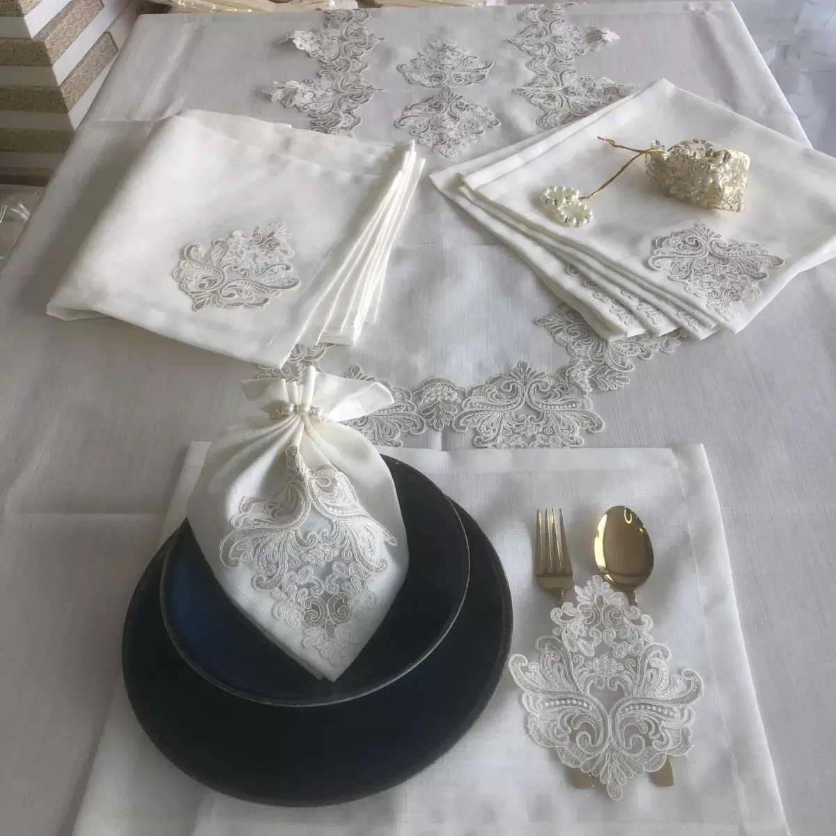 Sofra Takımı Mimoza Gardenya Keten Yemek Takımı 160x220 Masa Seti 12 Kişilik 26 Parça Runner Set Kreme Gold
